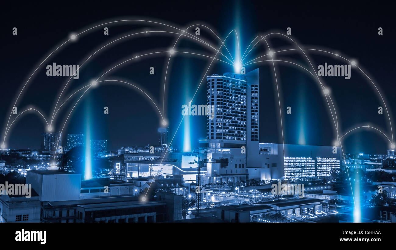 Smart city e comunicazione di rete. E trasformazione dei dati sul pubblico. Foto Stock
