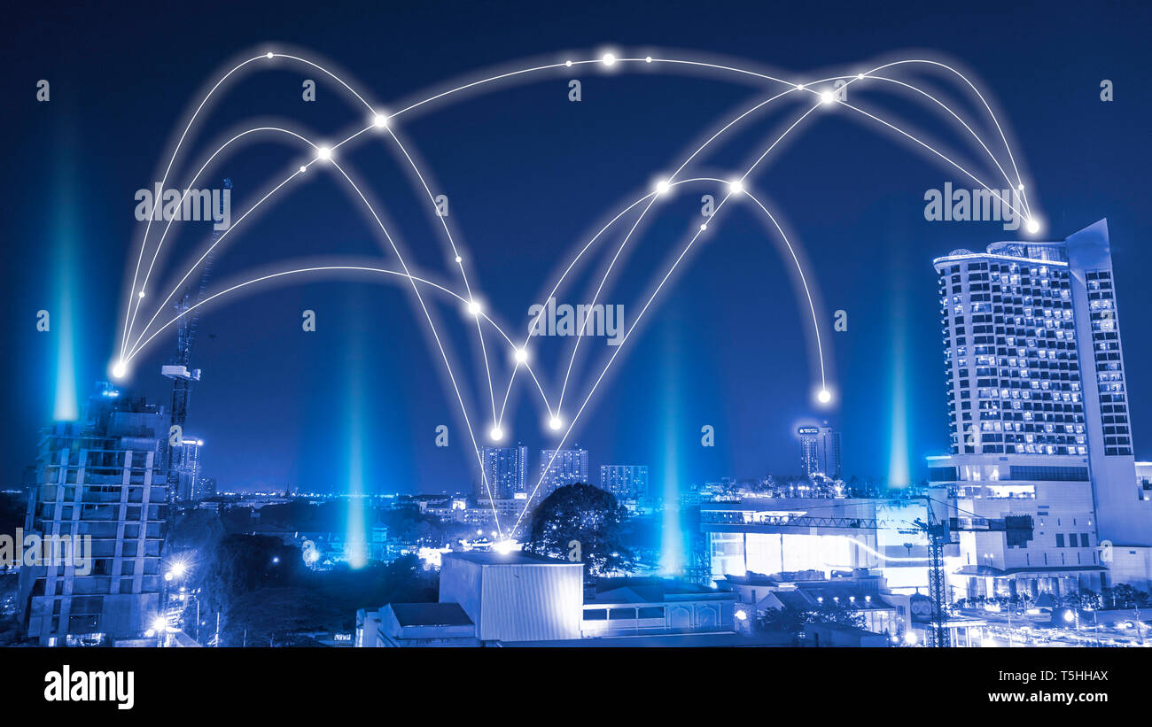 Smart city e comunicazione di rete. E trasformazione dei dati sul pubblico. Foto Stock