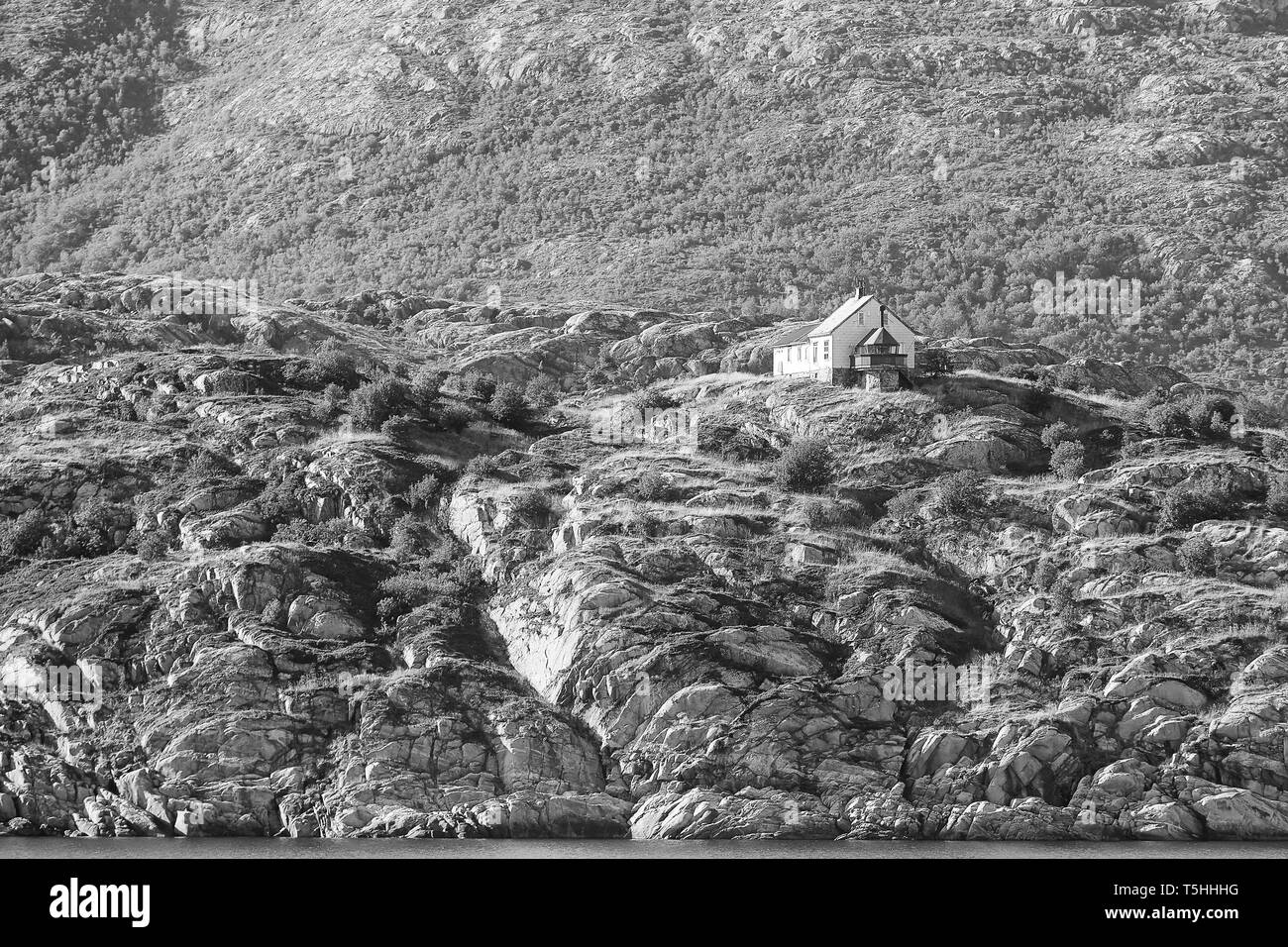 Foto in bianco e nero del piccolo faro norvegese di Bjørnøy (Bjørnøy Fyr), costruito nel 1890 e situato A pochi km da Bodø, nella Norvegia artica Foto Stock
