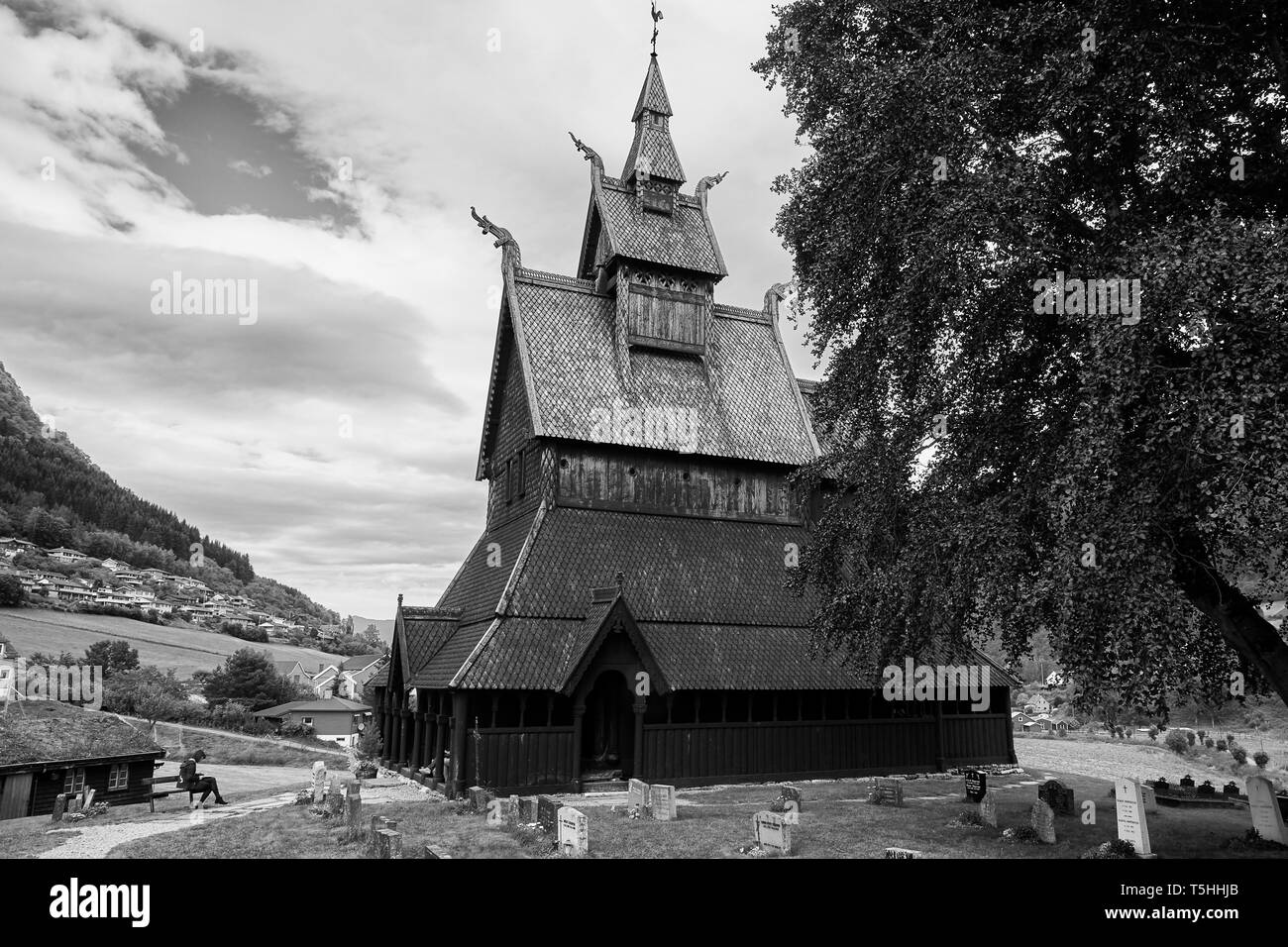 Foto in bianco e nero della storica chiesa norvegese di Hopperstad Stave del XII secolo (Hopperstad Stavkyrkje), situata a Vikøyri, Sogn og Fjordane. Foto Stock