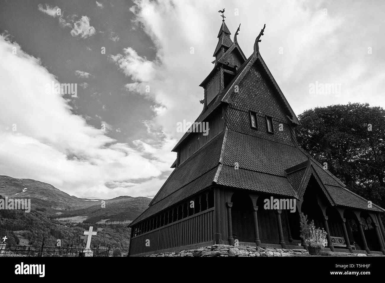 Moody Black and White Photo of the Historic Norwegian, 12th Century Hopperstad Stave Church (Hopperstad Stavkyrkje), situata a Vikøyri, Norvegia. Foto Stock