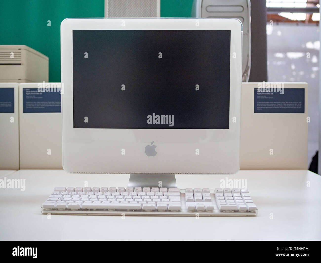 TERRASSA, Spagna-marzo 19, 2019: Apple Power Mac G4 Personal computer nel Museo Nazionale della Scienza e della tecnologia di Catalogna Foto Stock