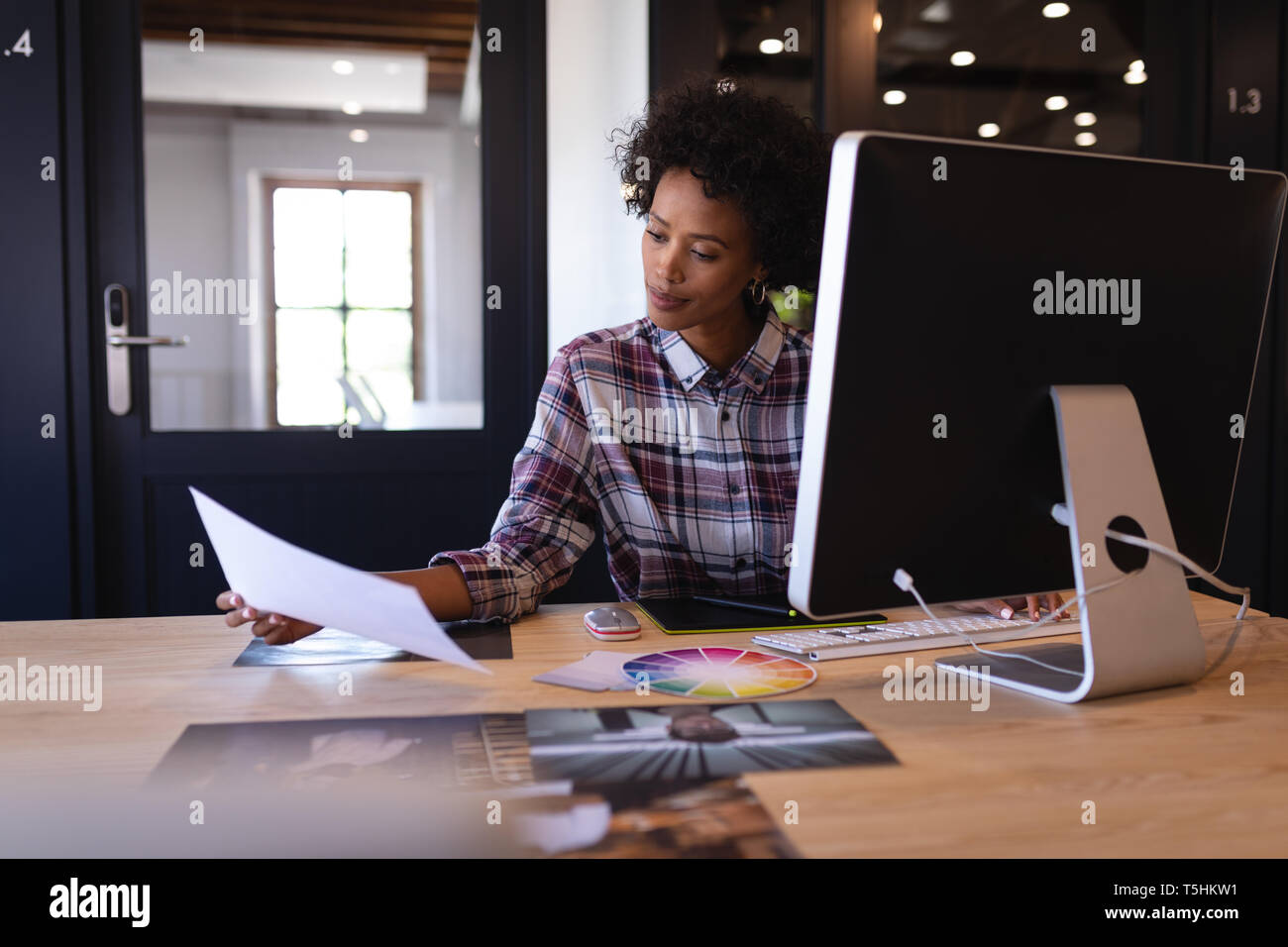 Imprenditrice lavorare alla scrivania in ufficio Foto Stock