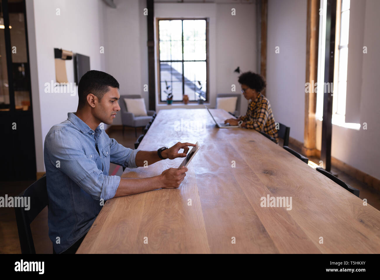 La gente di affari lavorare alla scrivania in ufficio Foto Stock