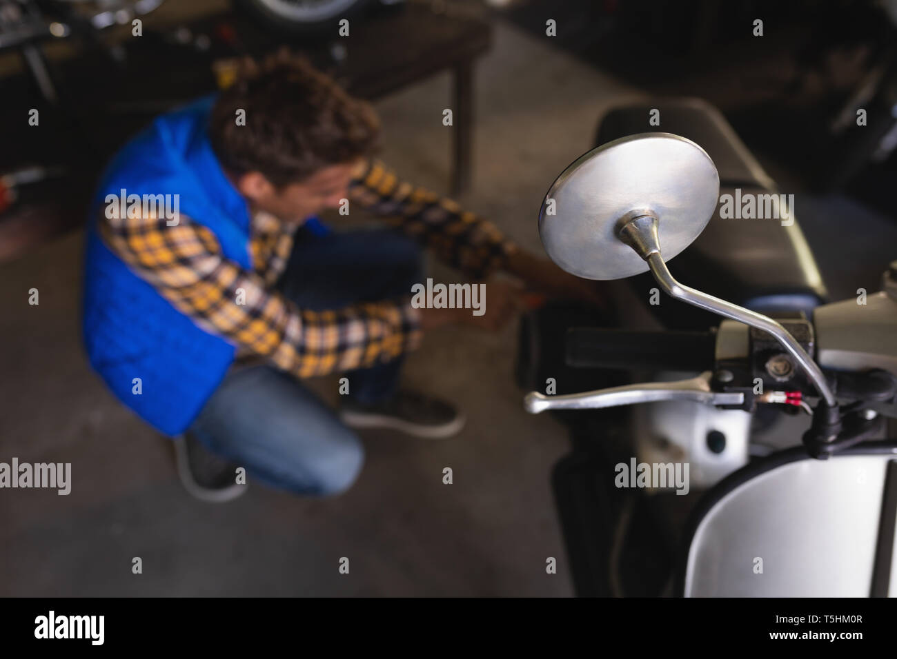 Moto meccanico riparazione bici in garage Foto Stock