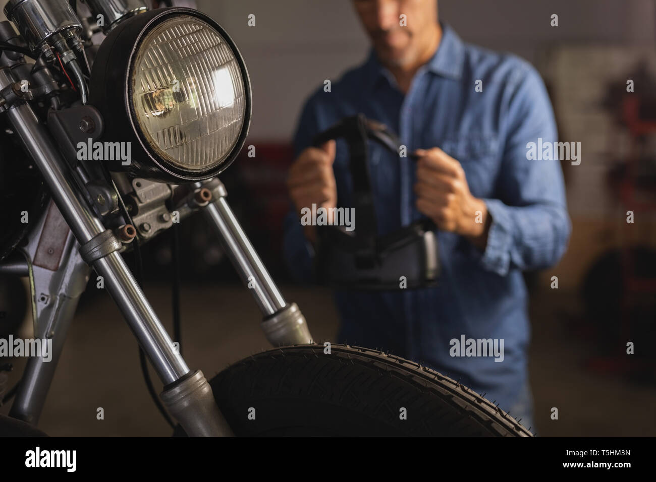 Close up bike luce di testa con meccanico in background Foto Stock