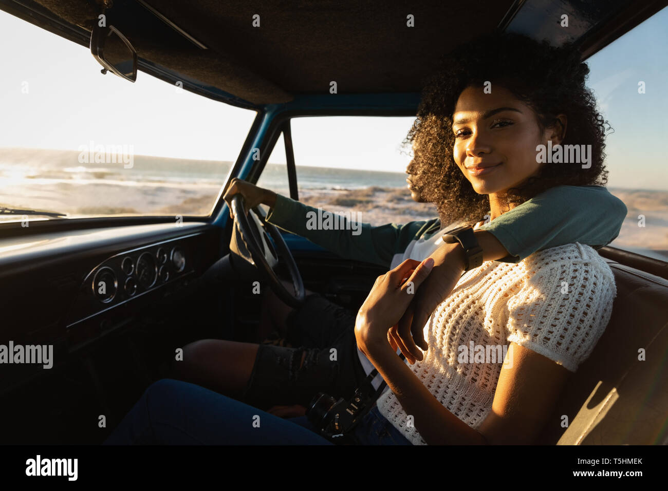Coppia romantica rilassante in macchina in una giornata di sole Foto Stock