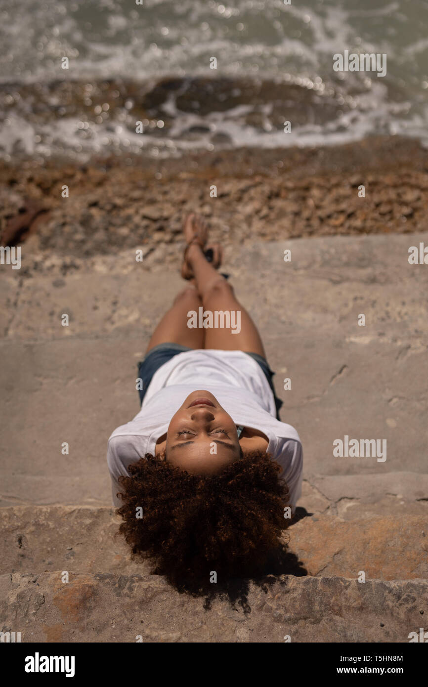 Donna relax in spiaggia in una giornata di sole Foto Stock