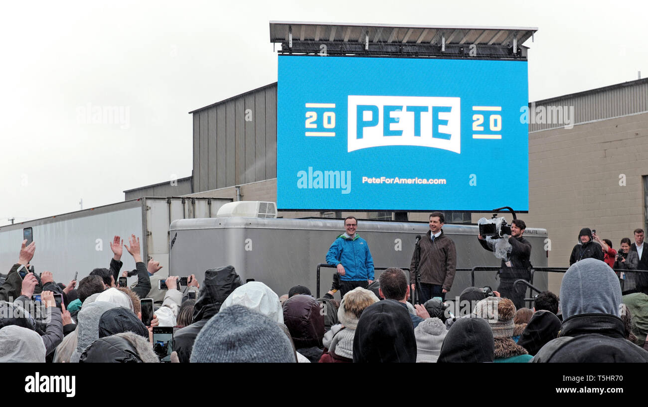 Sindaco e contendor presidenziali Pete Buttigieg con mio marito Chasten annunciare la sua esecuzione per il presidente in South Bend, Indiana, Stati Uniti d'America. Foto Stock