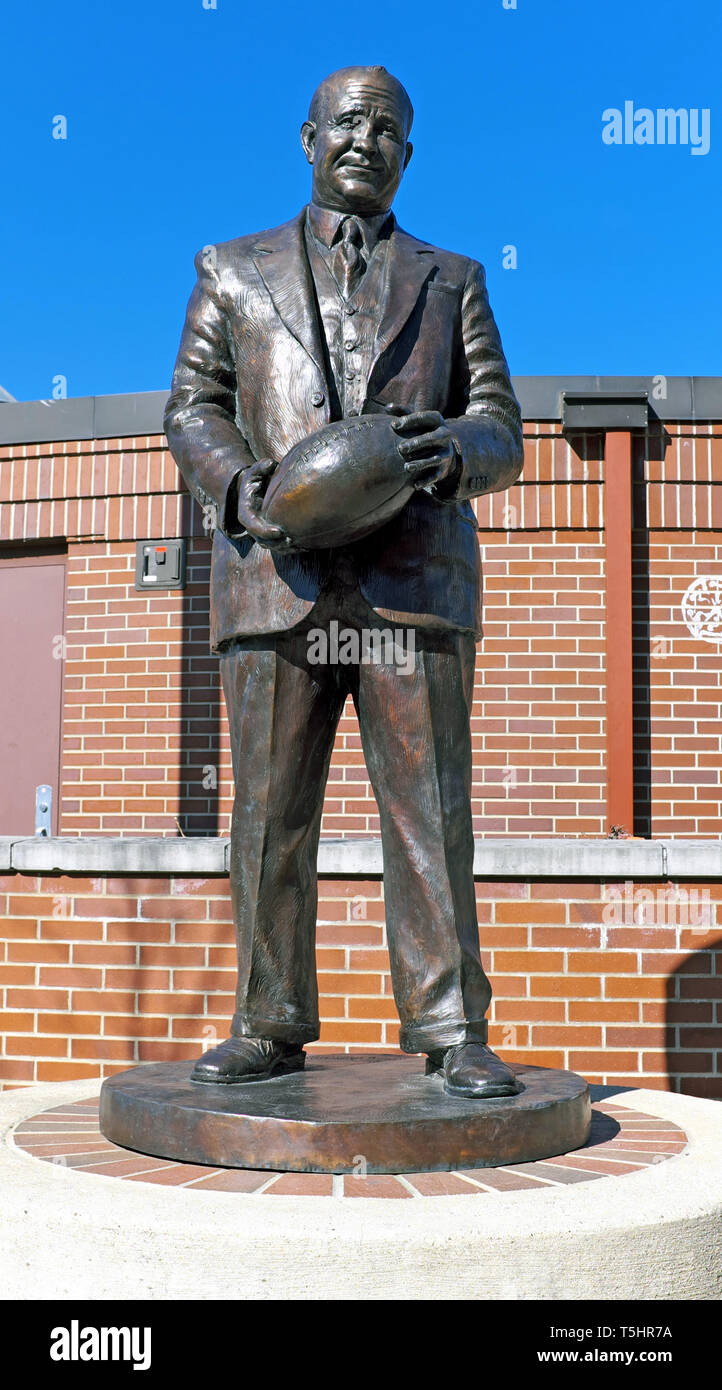 Statua in bronzo del famoso coach di Notre Dame Knute Rockne in mostra a South Bend, Indiana, Stati Uniti. Foto Stock