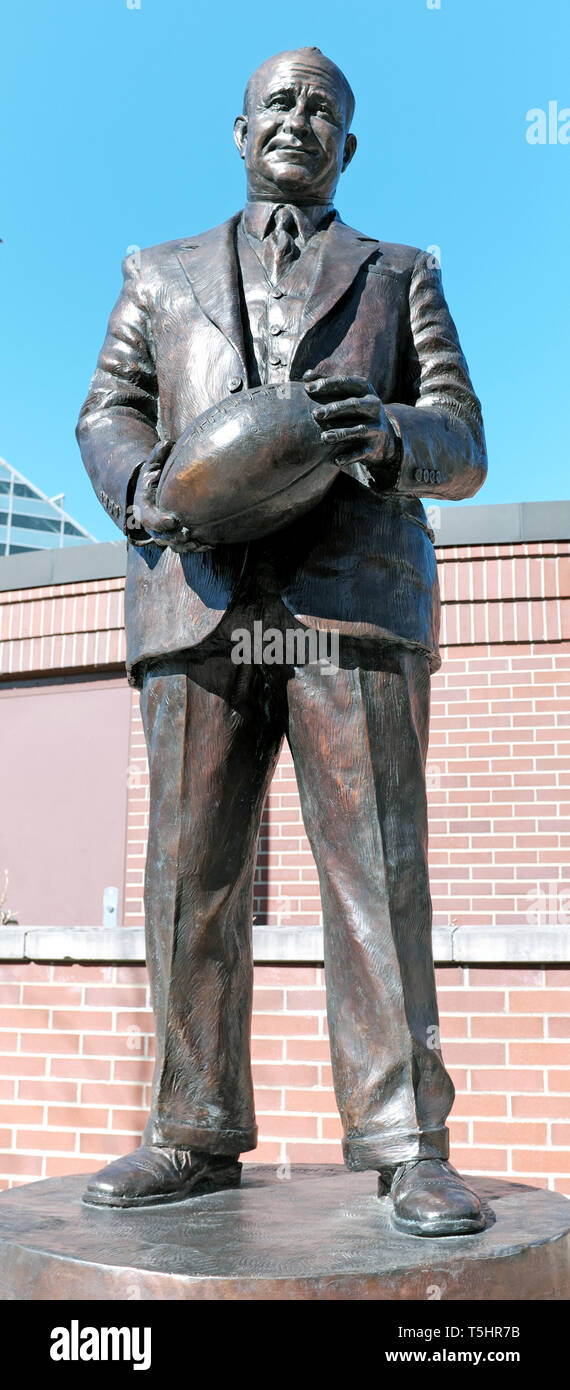 Statua in bronzo del famoso coach di Notre Dame Knute Rockne in mostra a South Bend, Indiana, Stati Uniti. Foto Stock