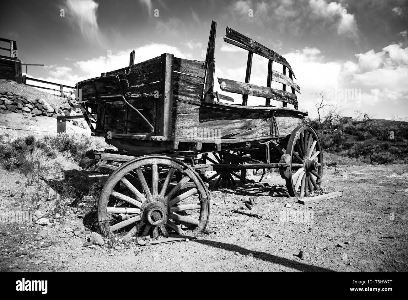 Vecchio abbandonato il carro di legno nel deserto - bianco e nero Foto Stock