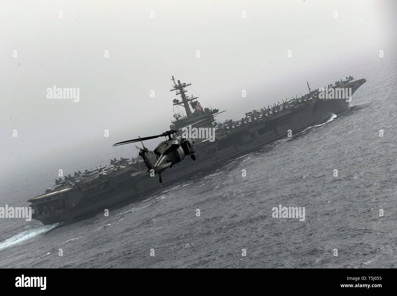 190424-N-FQ836-1319 Mare Mediterraneo (24 aprile 2019) La Nimitz-class portaerei USS Abraham Lincoln (CVN 72) vele con Abraham Lincoln e John C. Stennis sciopero portante gruppi come essi condotta carrier sciopero vigore le operazioni negli Stati Uniti 6a flotta. Insieme, lo sciopero gruppi saranno complete high-end formazione combattimento, migliorando l'interoperabilità con i principali alleati e partner del teatro europeo. (U.S. Navy foto di comunicazione di massa di terza classe Jeff Sherman/rilasciato)Classe Jeff Sherman/rilasciato) Foto Stock