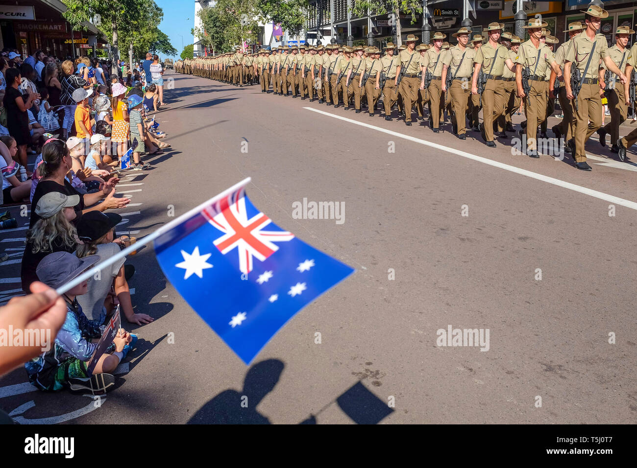 ANZAC Day parade di Knuckey street in Darwin, la capitale del Territorio Settentrionale dell'Australia - 2019.04.25 Foto Stock