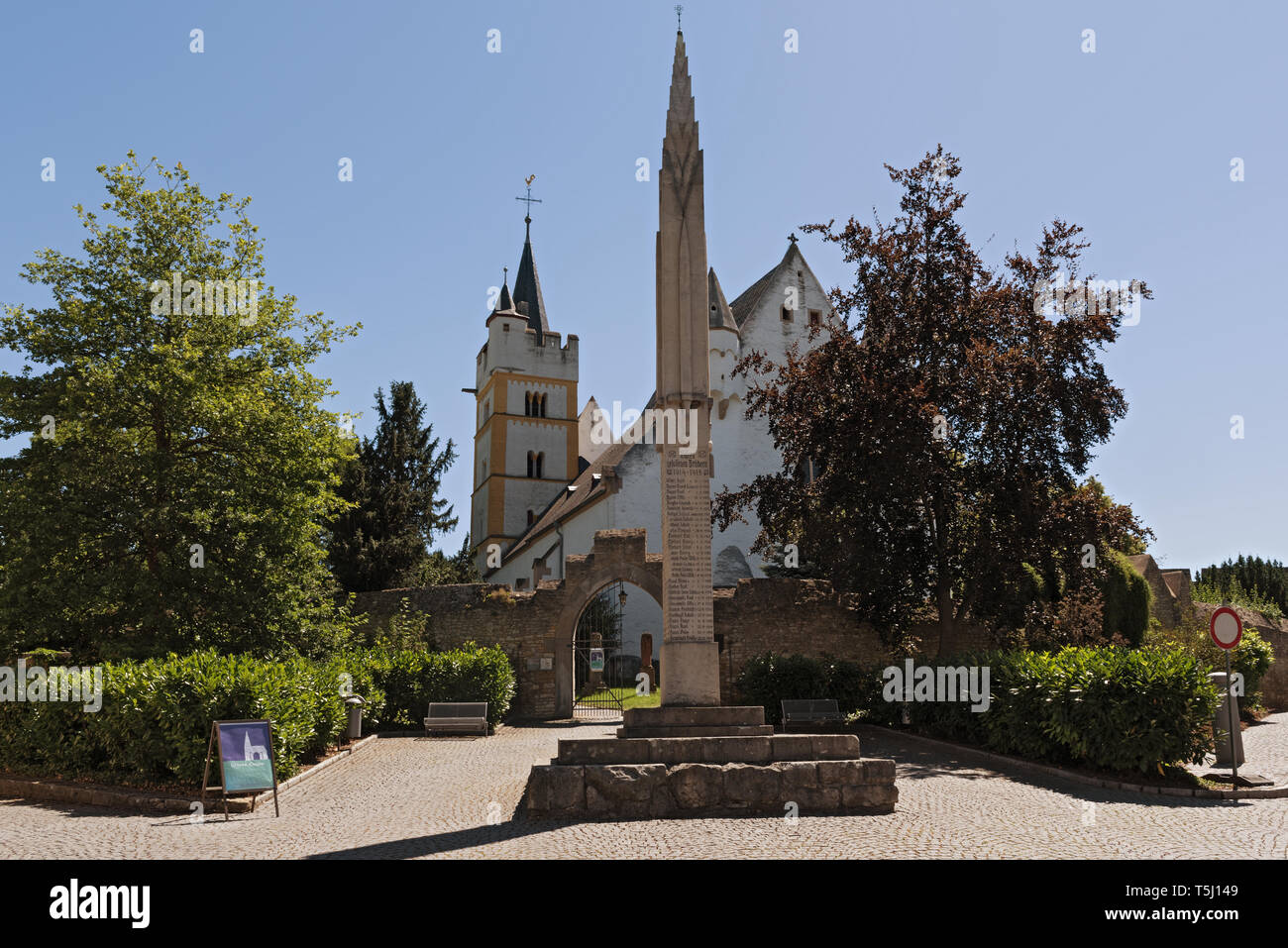 Chiesa del castello medievale con la parete della città in ober ingelheim città rheinhessen Renania Palatinato Germania Foto Stock