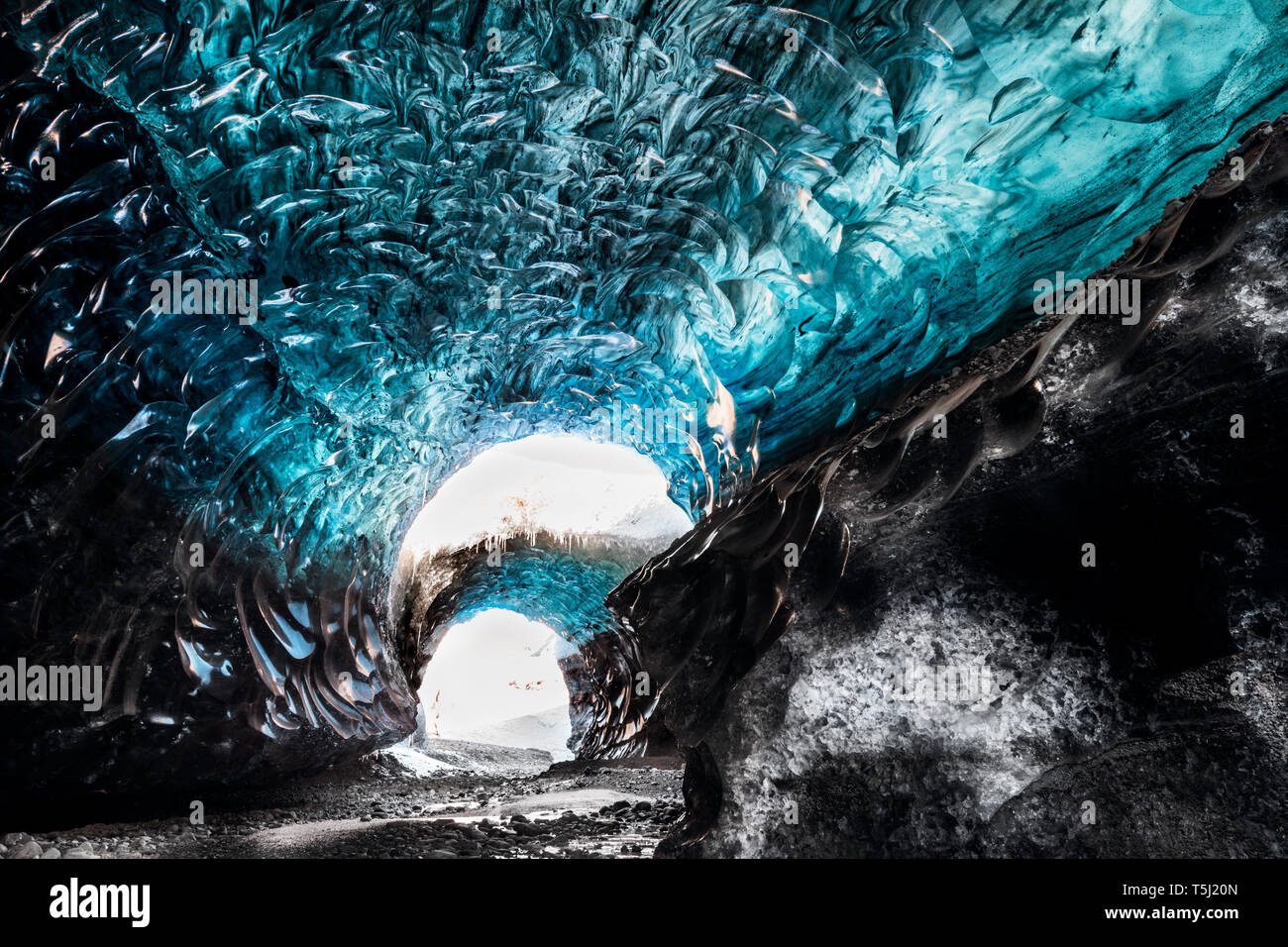 Affascinante struttura e colore in una caverna di ghiaccio all'interno del ghiacciaio Vatnajökull. Foto Stock