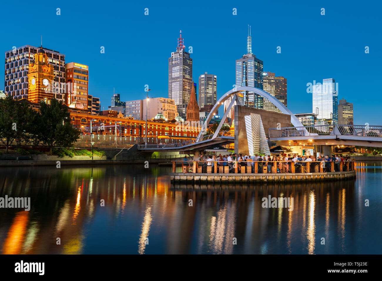 La vita serale a Melbourne il fiume Yarra. Foto Stock