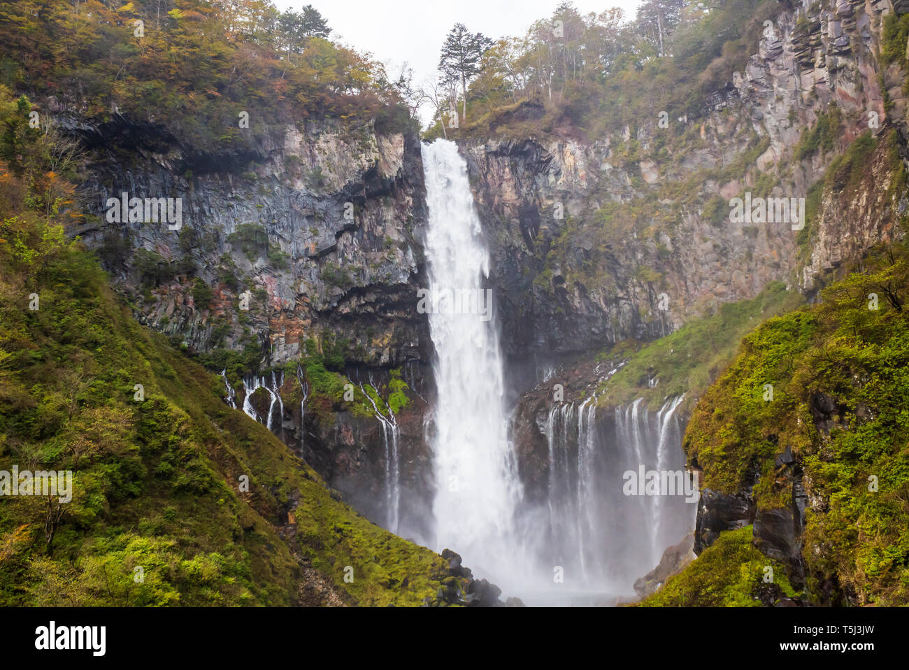 Kegon cade uno dei laccati. cascate più alte d'autunno al Parco Nazionale di Nikko, Giappone. Foto Stock