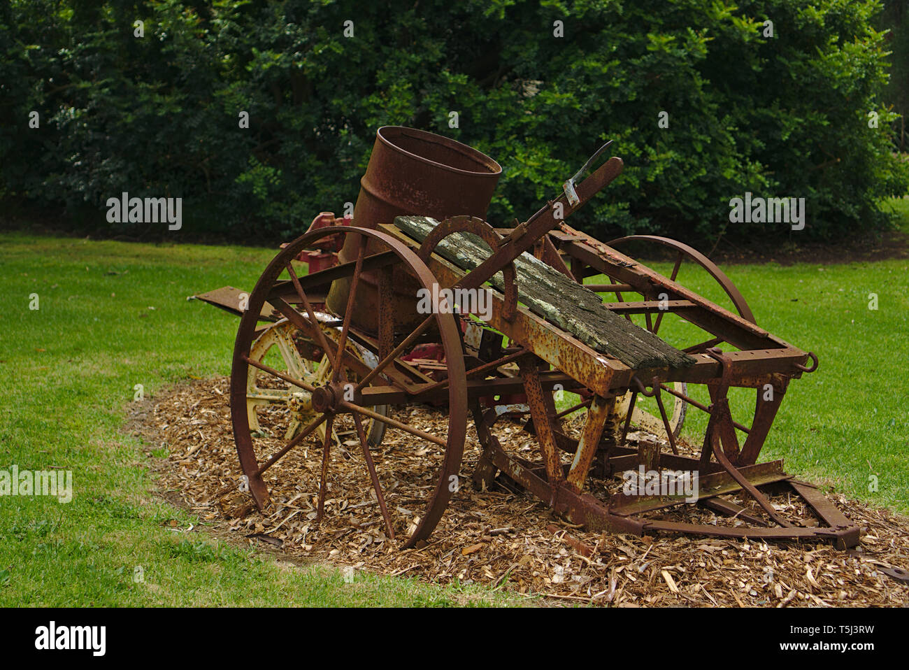 Vecchio abbandonato corrosivo del XIX secolo farm machinery telaio Foto Stock