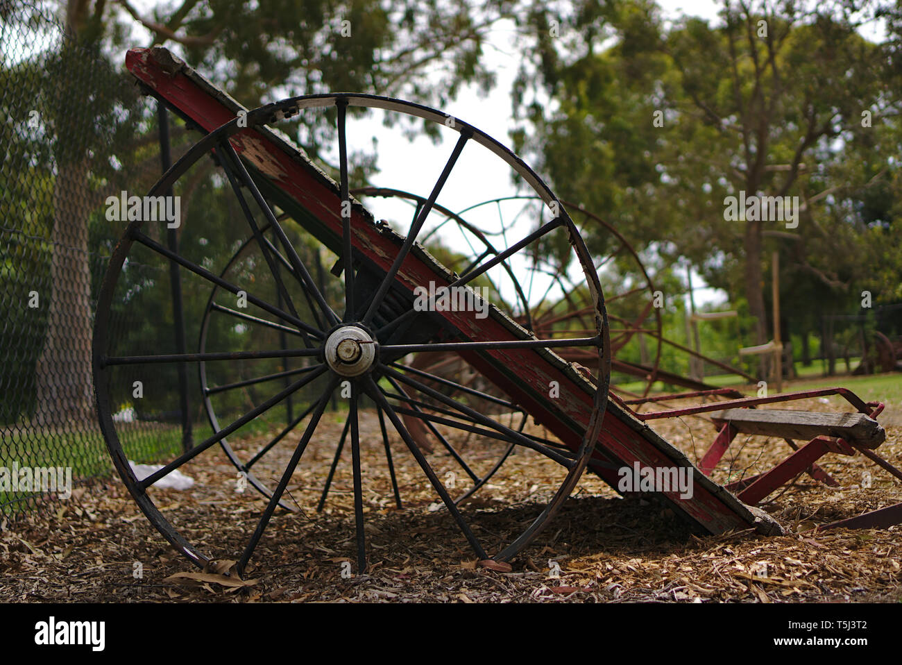 Vecchia fattoria abbandonata macchinari telaio sul telone di superficie coperta Foto Stock