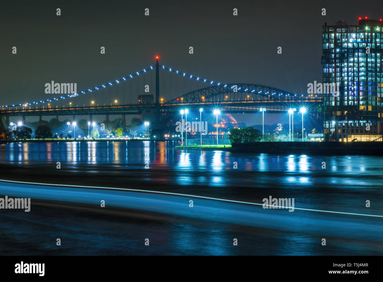 Guardando il Triborough Bridge, Robert F. Kennedy Bridge, provenienti da tutta l'East River a Manhattan, New York City, Stati Uniti d'America Foto Stock