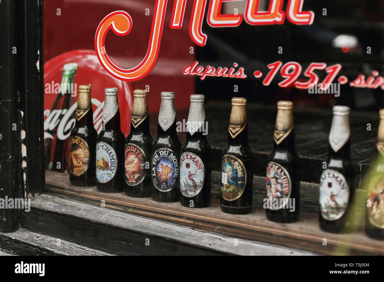 Fila di birre locali dalla birreria Unibroue sulla visualizzazione in una finestra di Montreal, in Quebec Foto Stock Fila di birre locali dalla birreria Unibroue sulla visualizzazione in una finestra di Montreal, in Quebec Foto Stock