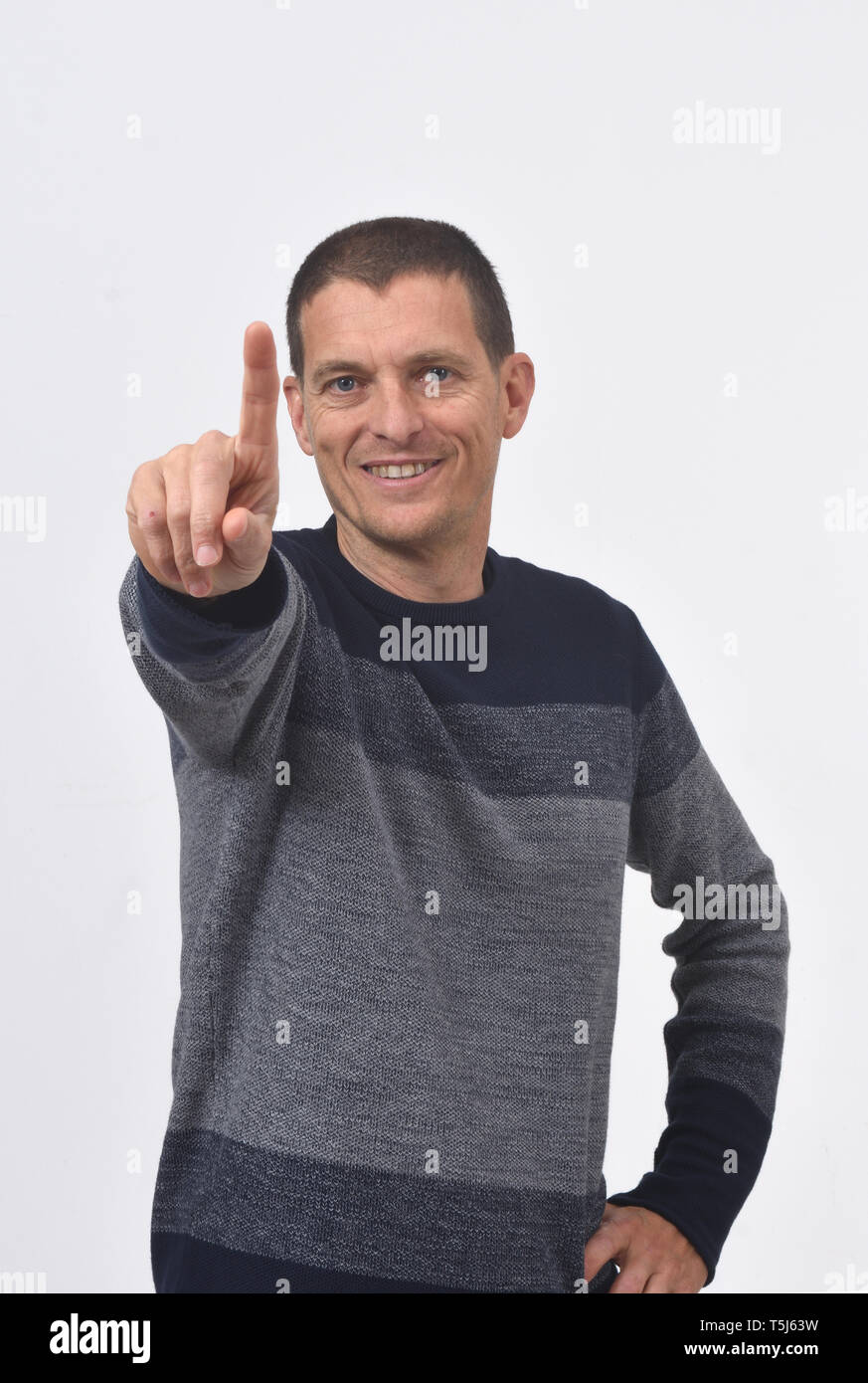 L'uomo anziano con il dito nella forma di numero Foto Stock