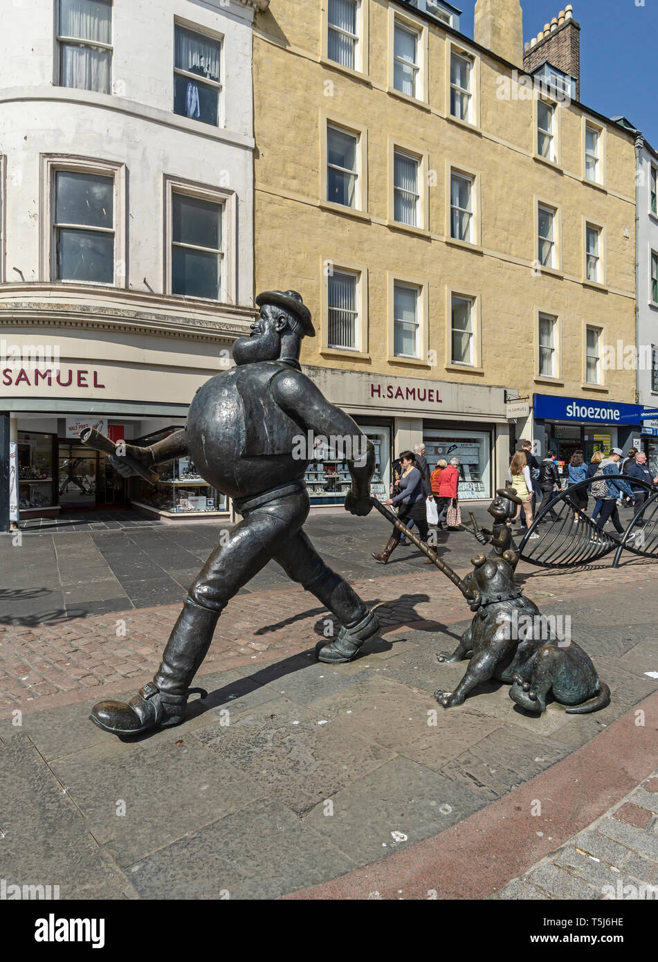 Desperate Dan statua in bronzo sulla base del carattere nel comic britannico rivista Il Dandy situato in High Street presso la piazza della città scozzese di Dundee REGNO UNITO Foto Stock