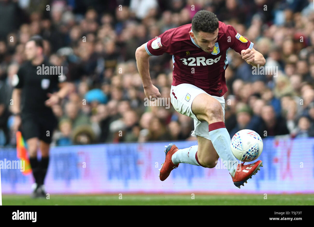 Il 13 aprile 2019, Villa Park, Birmingham, Inghilterra ; Sky scommessa campionato, Aston Villa vs Bristol City : John McGinn (07) di Aston Villa su una veloce pausa Credito: Gareth Dalley/News immagini English Football League immagini sono soggette a licenza DataCo Foto Stock