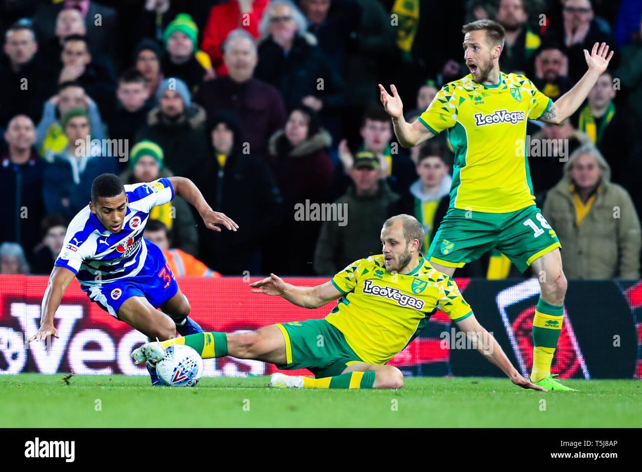 10 aprile 2019, Carrow Road, Norwich; Sky scommessa campionato, Norwich City vs leggere ; Teemu Pukki (22) di Norwich City e Andy Rinomhota (35) di lettura di competere per il credito a sfera: Georgie Kerr/News immagini English Football League immagini sono soggette a licenza DataCo Foto Stock