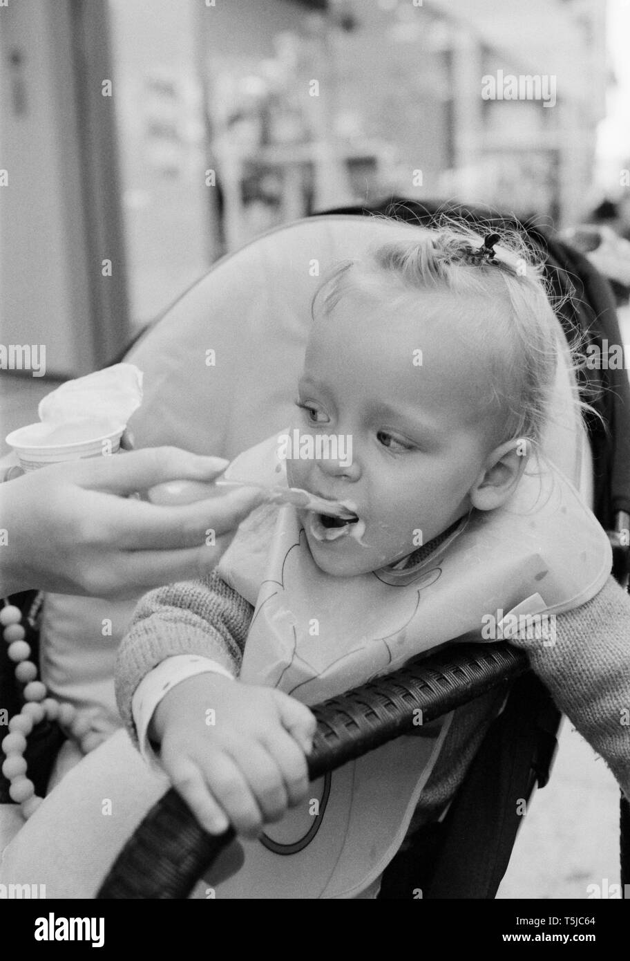 La ricarica di un bambino Foto Stock
