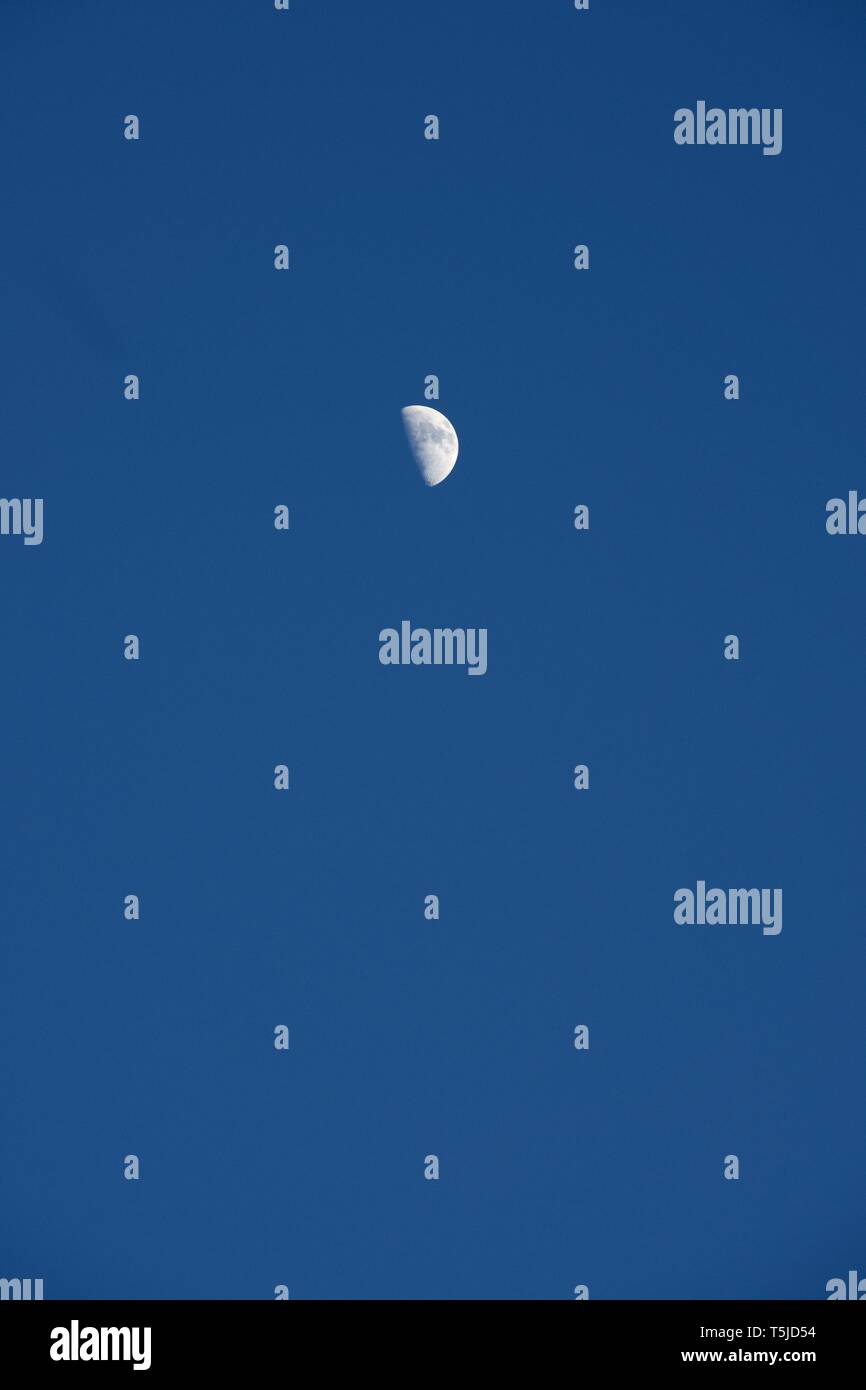 Luna e cielo blu in Spagna. Foto Stock