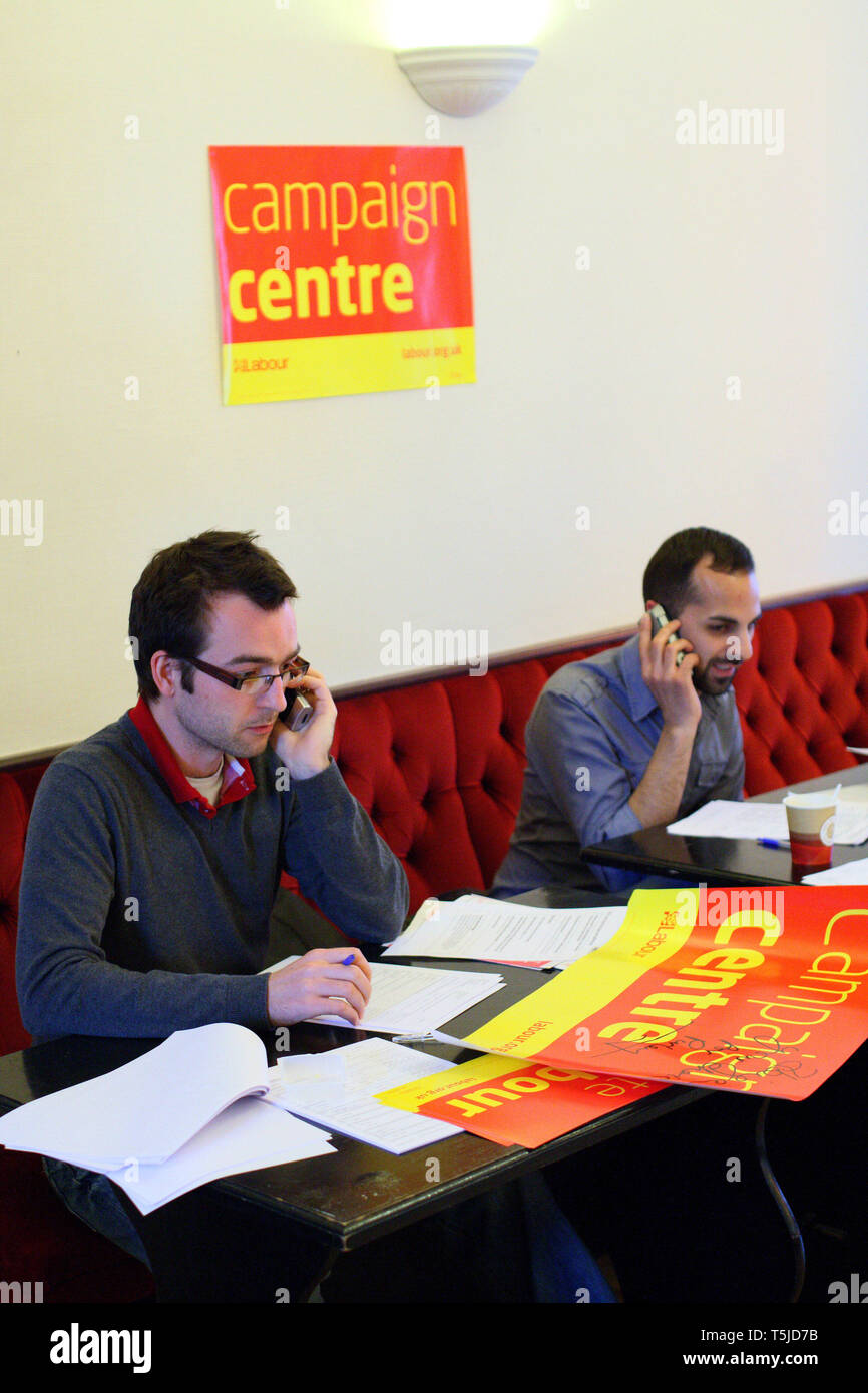 Last minute telefono chiamando al Partito laburista campaign center la notte del 2010 elezione generale. Croydon. 6.5.10 Foto Stock