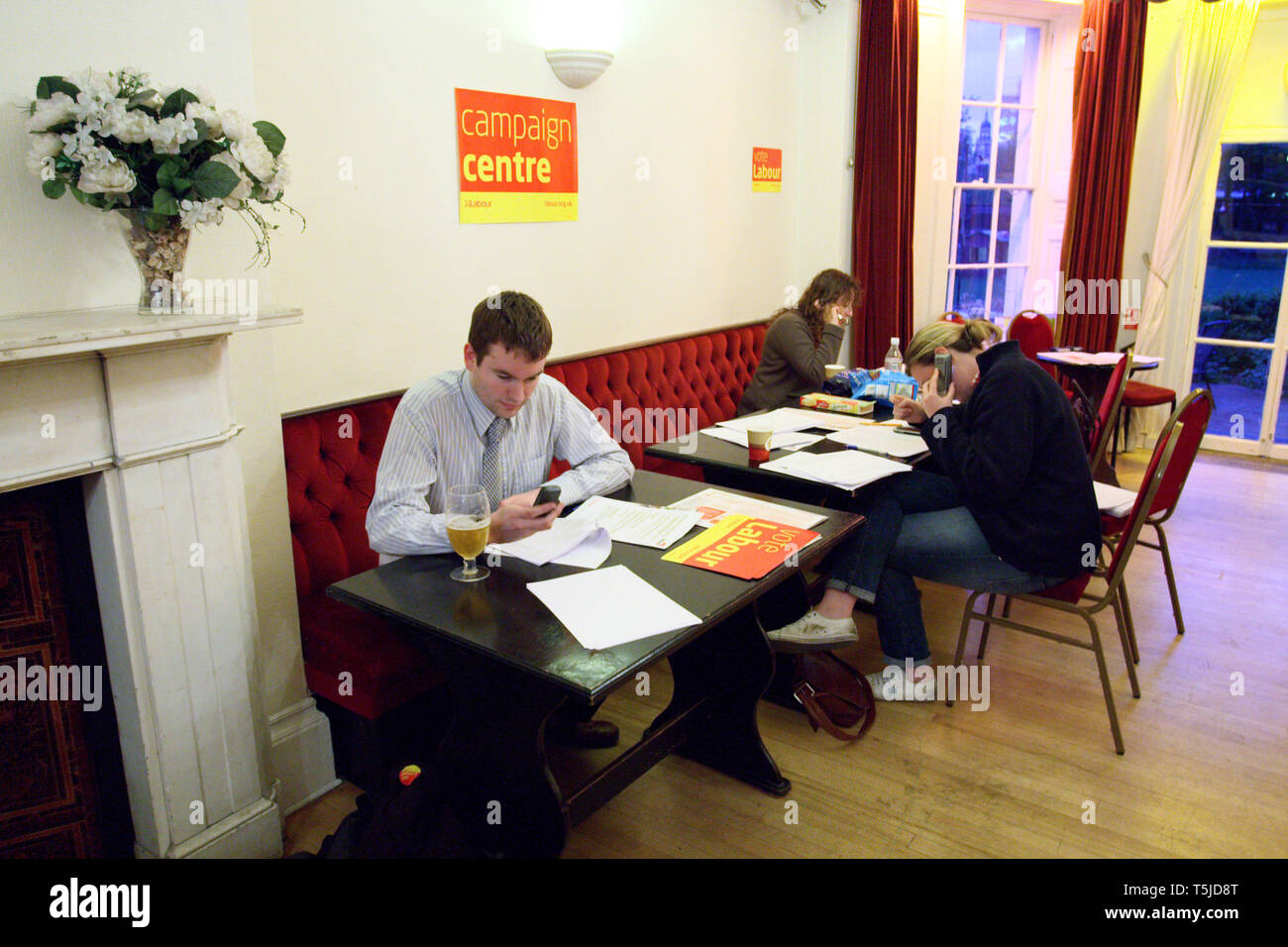 Last minute telefono chiamando al Partito laburista campaign center la notte del 2010 elezione generale. Croydon. 6.5.10 Foto Stock