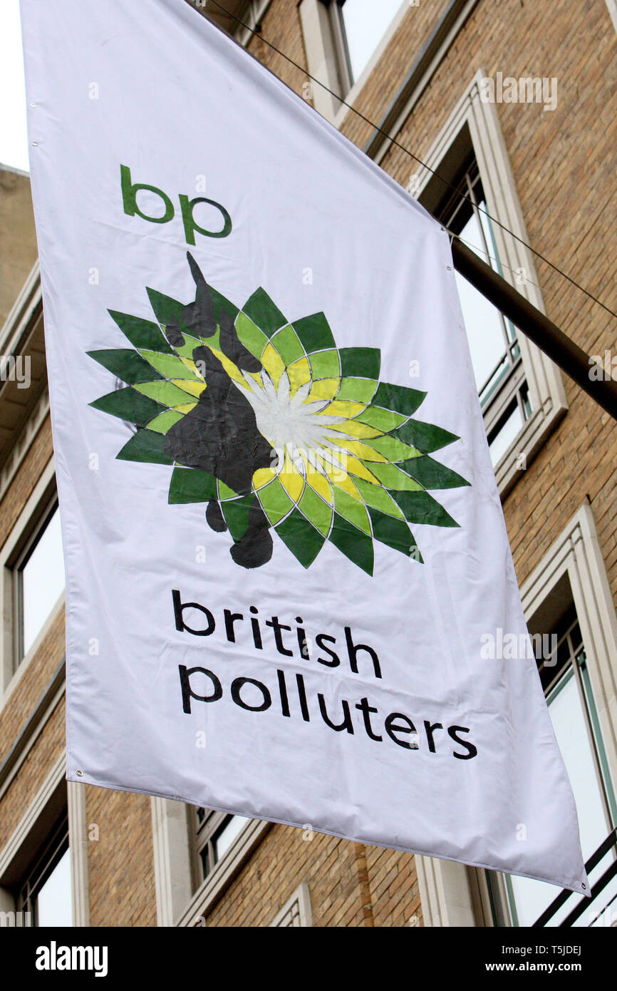 I manifestanti di Greenpeace su un balcone a BP la testa trimestri. St James's Square, Londra. Il 20 maggio 2010. Foto Stock