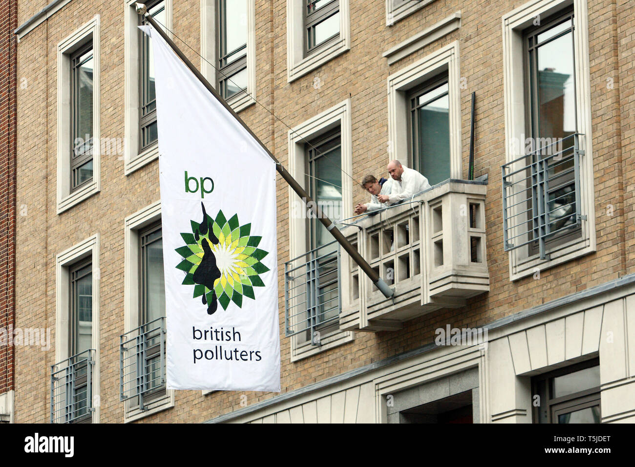 I manifestanti di Greenpeace su un balcone a BP la testa trimestri. St James's Square, Londra. Il 20 maggio 2010. Foto Stock