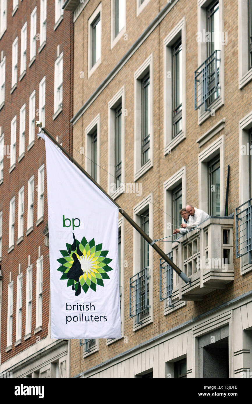 I manifestanti di Greenpeace su un balcone a BP la testa trimestri. St James's Square, Londra. Il 20 maggio 2010. Foto Stock