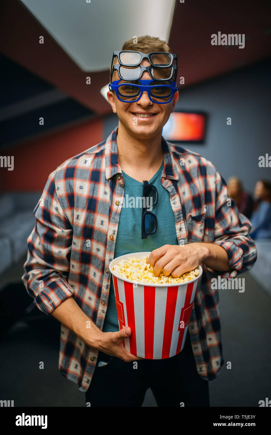 Spettatore maschio in occhiali 3D contiene il popcorn in sala cinema prima  della showtime. Uomo in sala cinematografica, intrattenimento lifestyle  Foto stock - Alamy