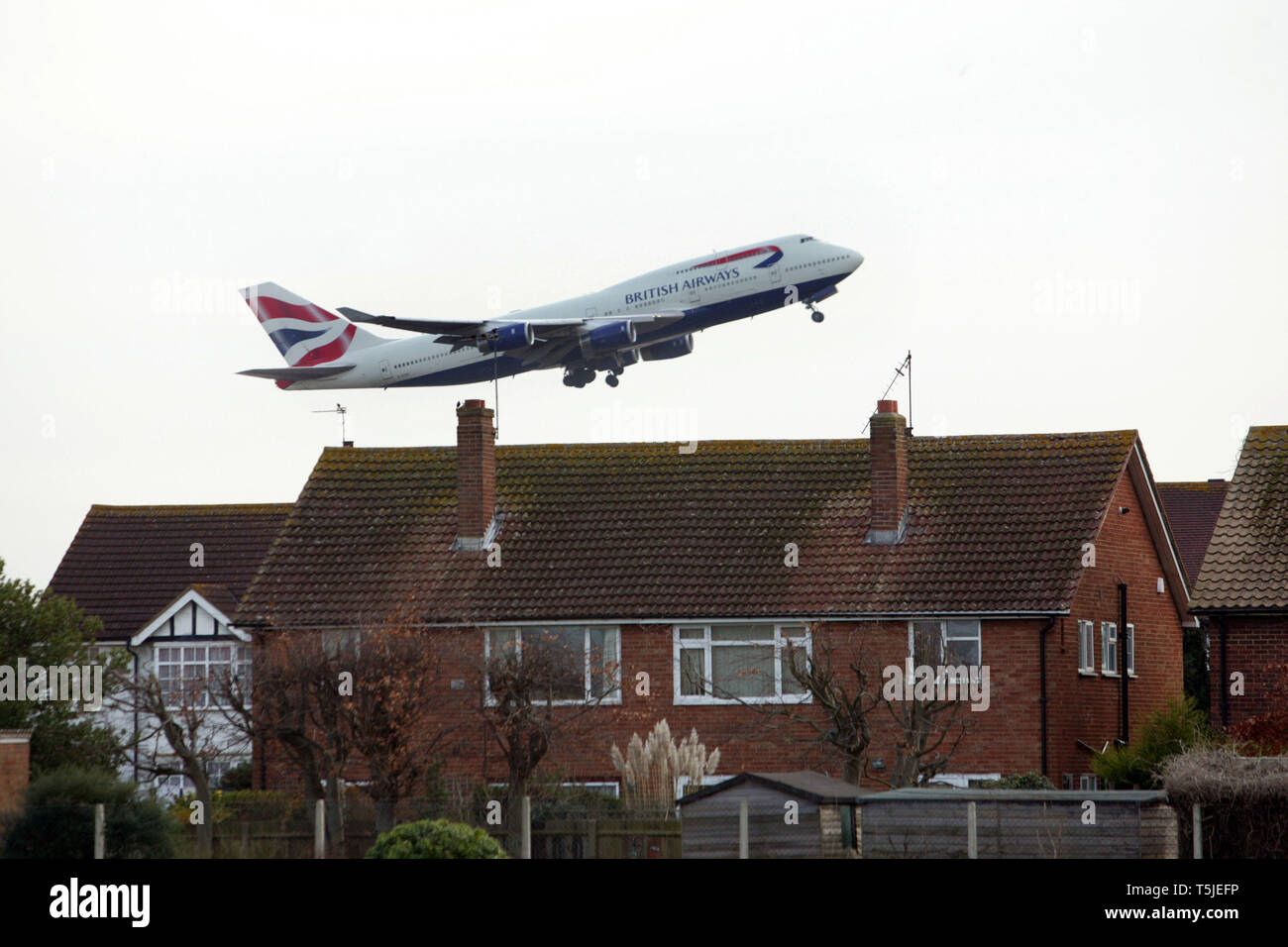 Un BA 747 aeromobili jet decolla a Heathrow airport vicino al villaggio di Sipson. A ovest di Londra. 17 gen 2009. Foto Stock