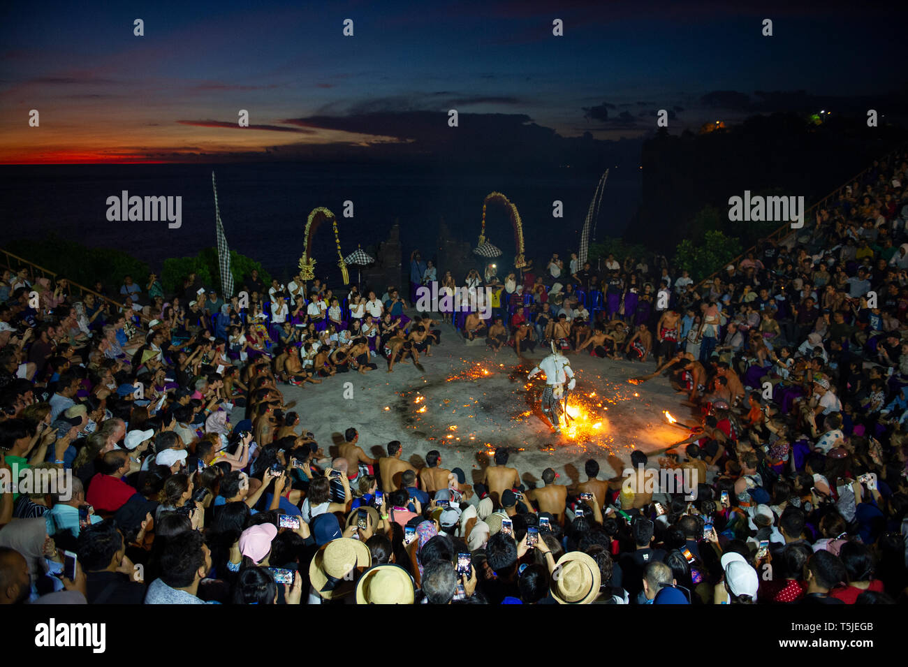 Hanuman saltando attraverso il fuoco durante il kecak dance presso l'anfiteatro di Uluwatu Temple (Pura Luhur Uluwatu) a Bali, in Indonesia Foto Stock