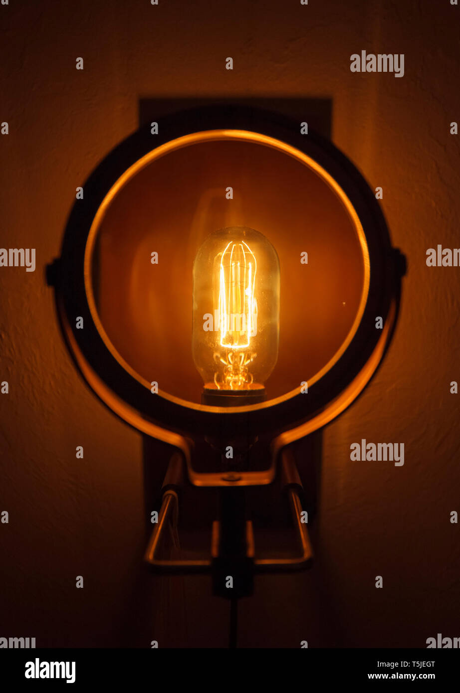 Un filamento della lampadina di luce e la lente. Foto di Matt potrebbe/Alamy Foto Stock