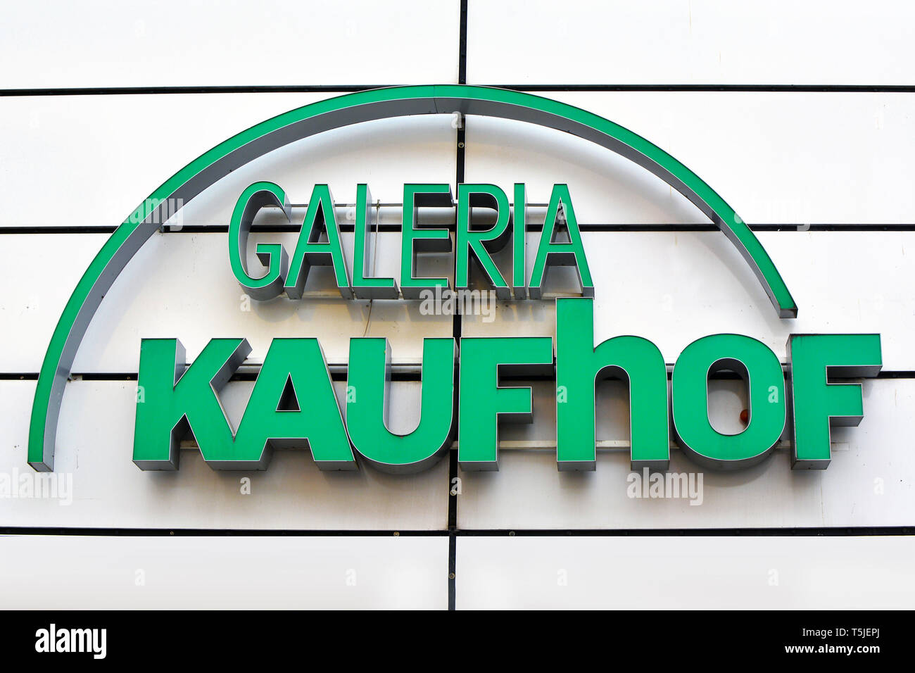Negozio di fronte con il logo del Centro commerciale Galeria Kaufhof Foto Stock