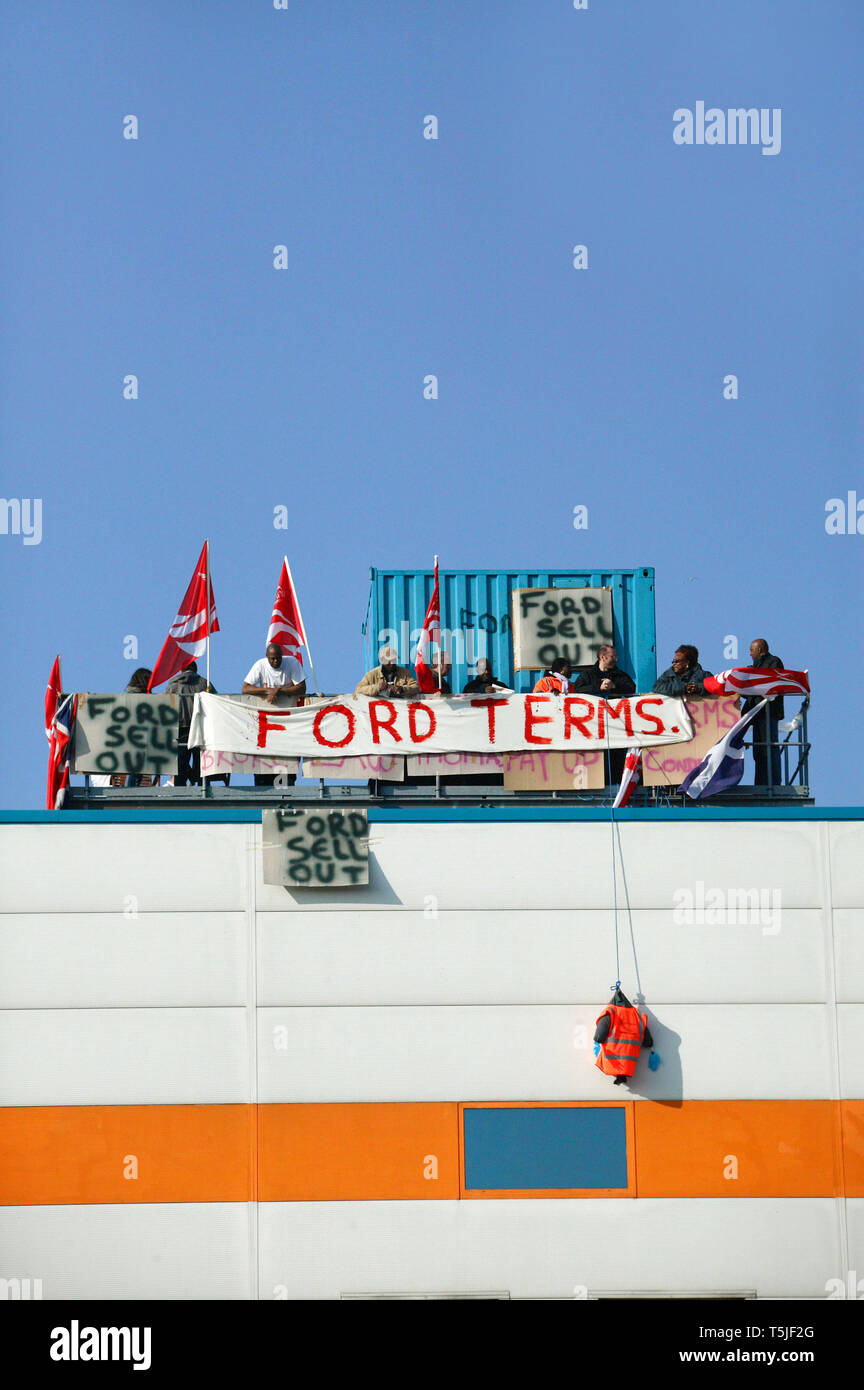 Saccheggiato i lavoratori di componenti auto ferma Visteon occupano il tetto del loro ex datore di lavoro. Enfield, a nord di Londra. 2 Aprile 09. Foto Stock