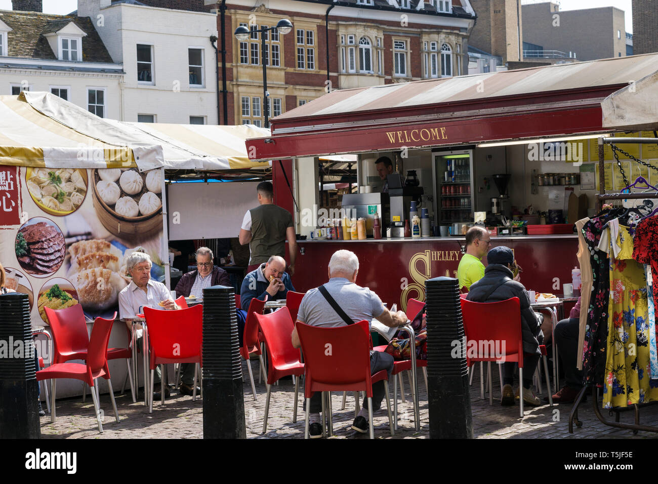 Persone mangiare bere presso il cafe in Collina di Mercato Mercato giornaliero Foto Stock