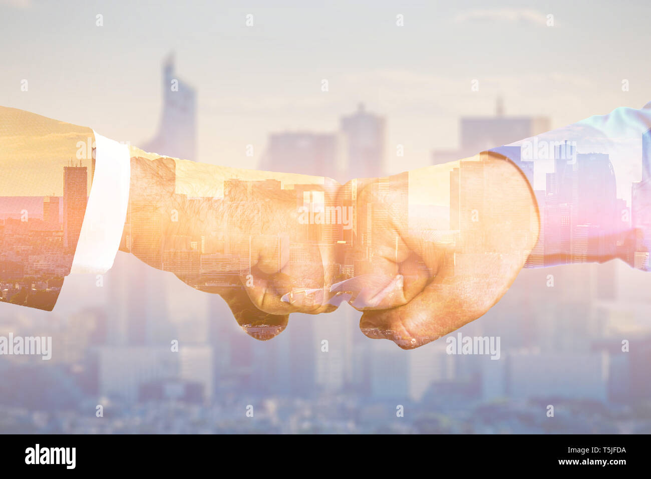 Partner fistbump con esposizione multipla. Global business concept Foto Stock