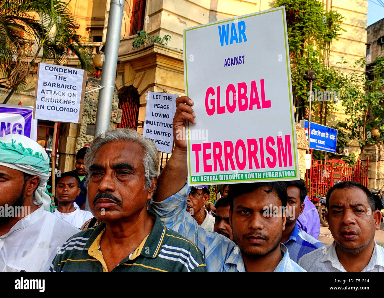 Tutte le minoranza Bengala Federazione Giovanile sostenitori sono visti tenendo cartelli contro ISIS (Stato islamico dell Iraq e il Levante) che hanno sostenuto che quasi 350 persone innocenti sono stati uccisi da loro durante la Domenica di Pasqua tragedia in Sri Lanka. Domenica XXI Aprile almeno 300 persone sono morte in un suicida Blast durante la Pasqua la preghiera da un gruppo terroristico in Sri Lanka. Foto Stock