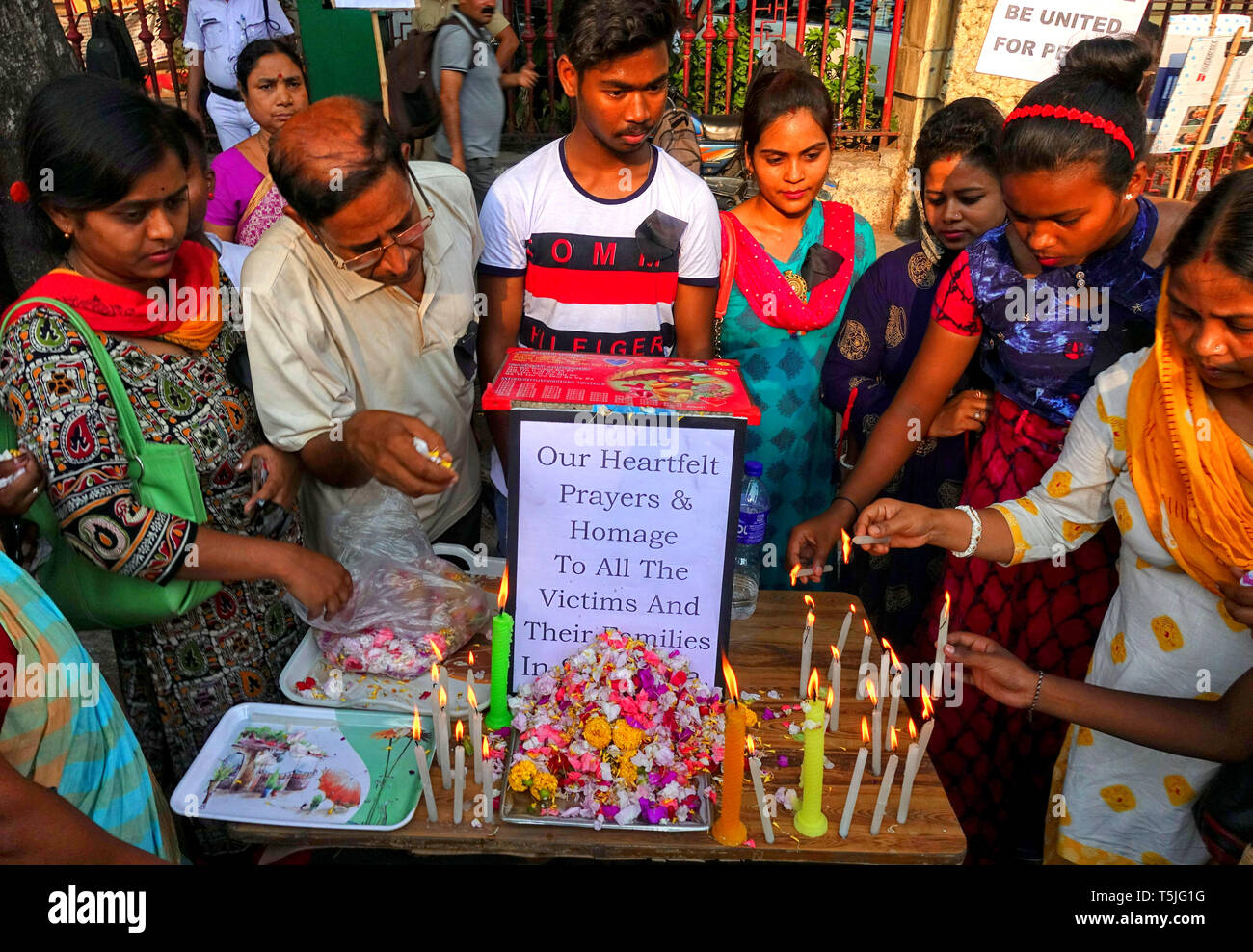Persone provenienti da diverse comunità sono visti accendendo candele e mostrando la loro solidarietà per le vittime dello Sri Lanka durante la preghiera. Domenica XXI Aprile almeno 300 persone sono morte in un suicida Blast durante la Pasqua la preghiera da un gruppo terroristico in Sri Lanka. Foto Stock