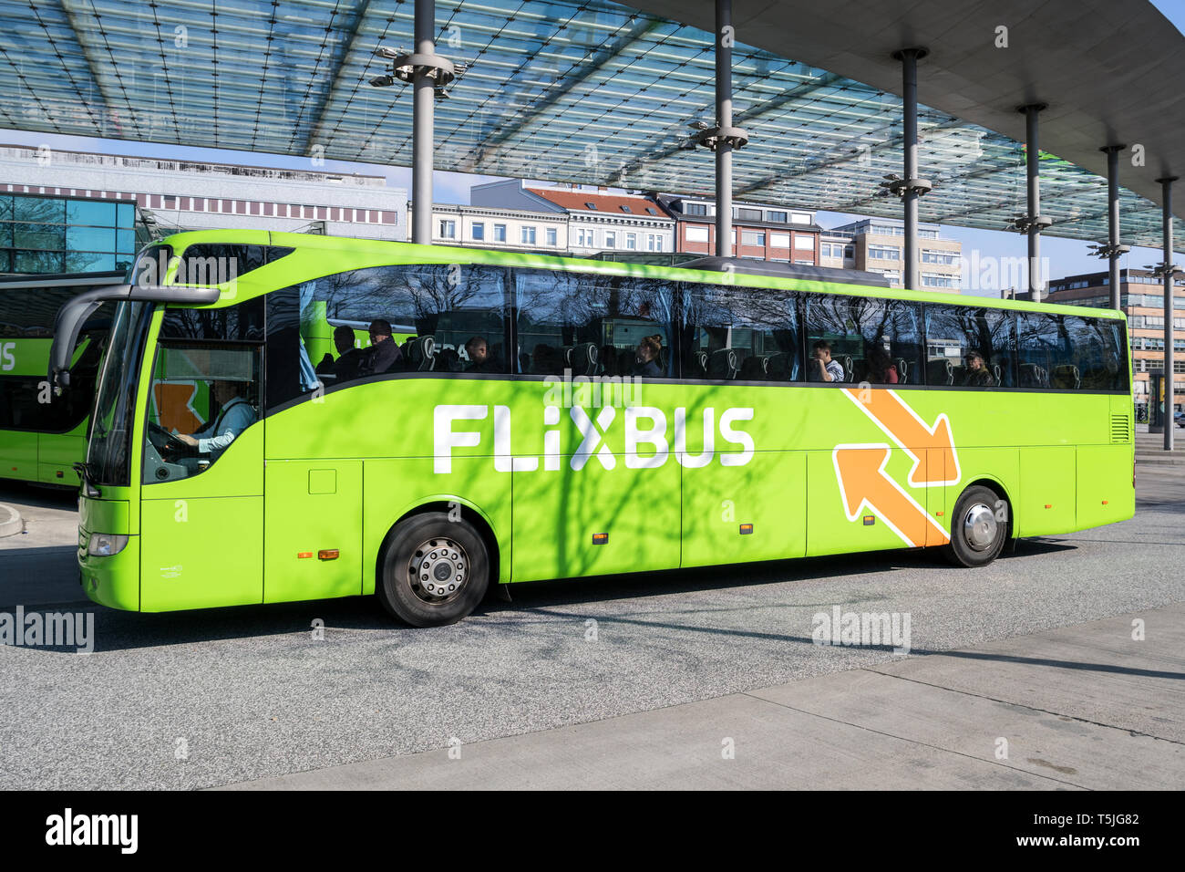 Flixbus autobus intercity a Amburgo Stazione Centrale degli Autobus. Flixbus è una marca che offre autobus intercity service in tutta Europa. Foto Stock