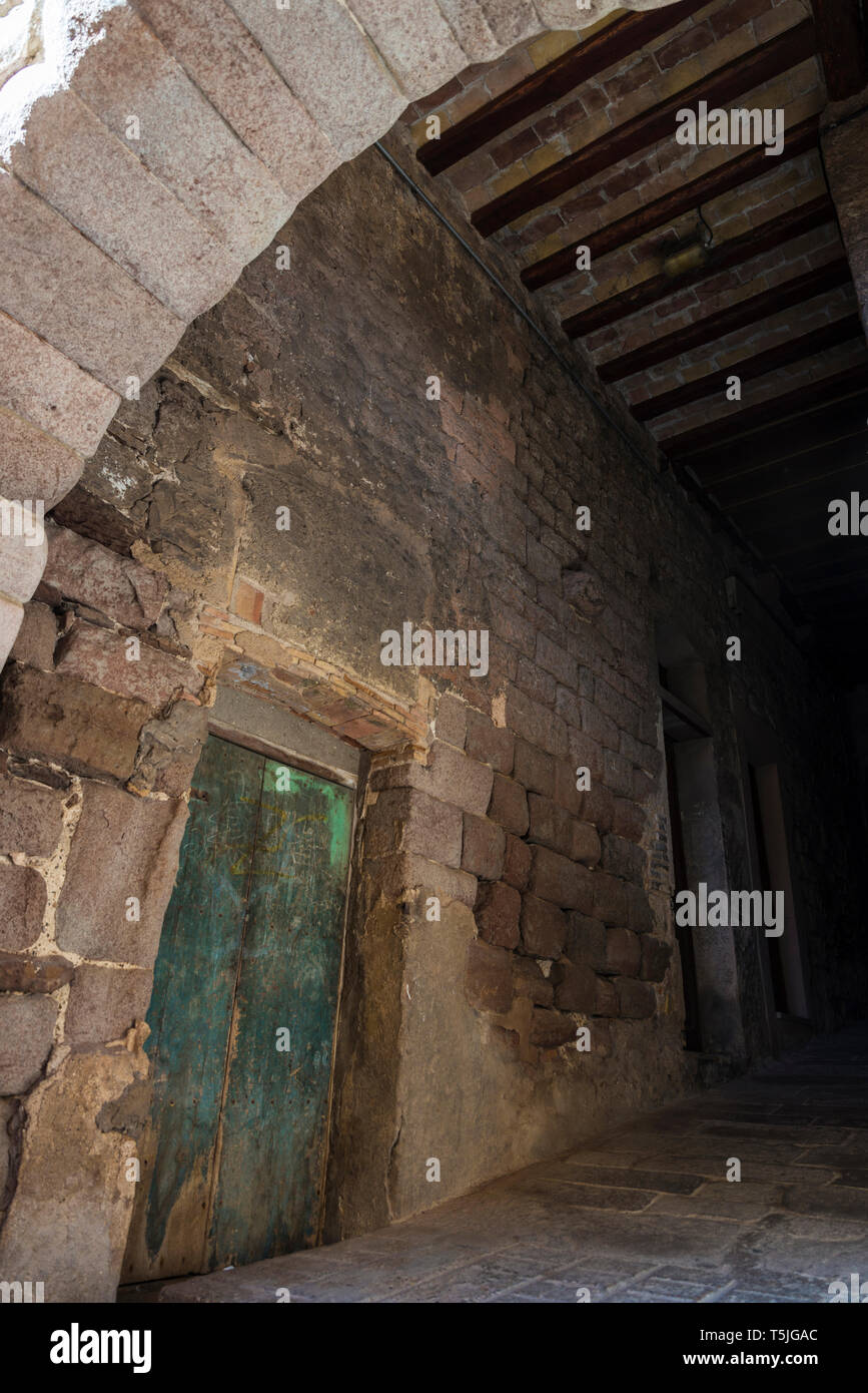 Vecchio passaggio di pietra nel centro storico della città medievale di Cardona in Catalogna, Spagna Foto Stock