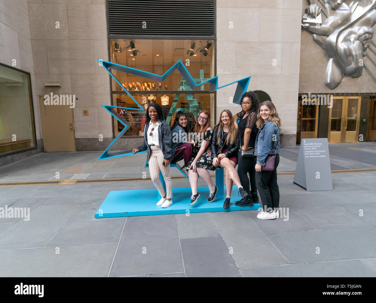 New York, NY - Aprile 25, 2019: Hank Willis Thomas scultura Harriet e Annie (Capri) sul display durante la mostra inaugurale fregio scultura al Rockefeller Center Foto Stock